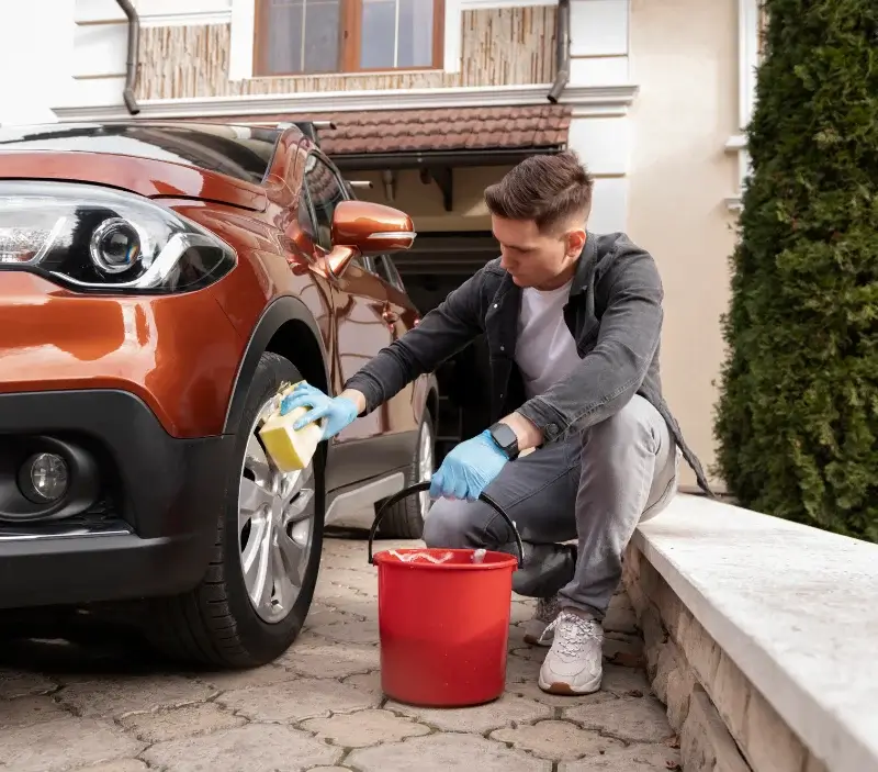 Lavage auto à domicile Champsecret : professionnel intervenant sur un véhicule